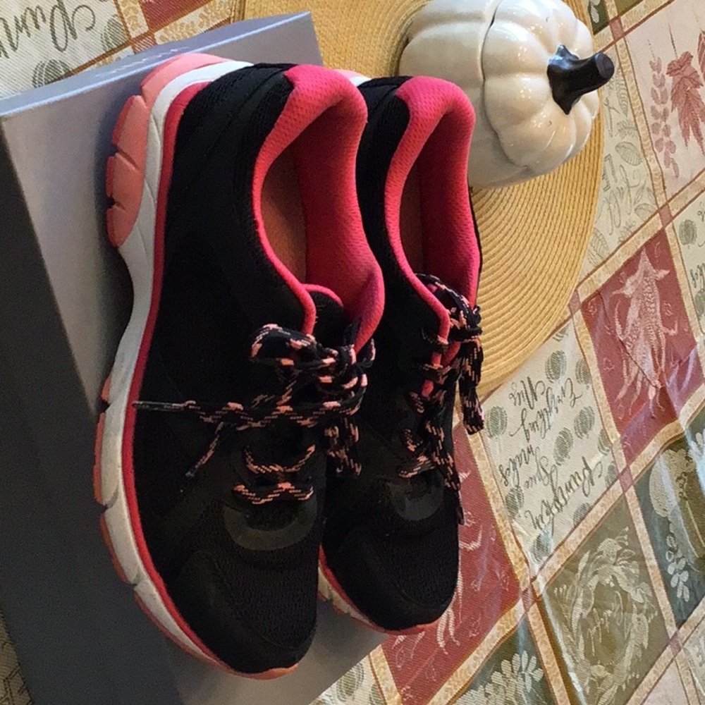 Vionic size7.5 medium sneaker